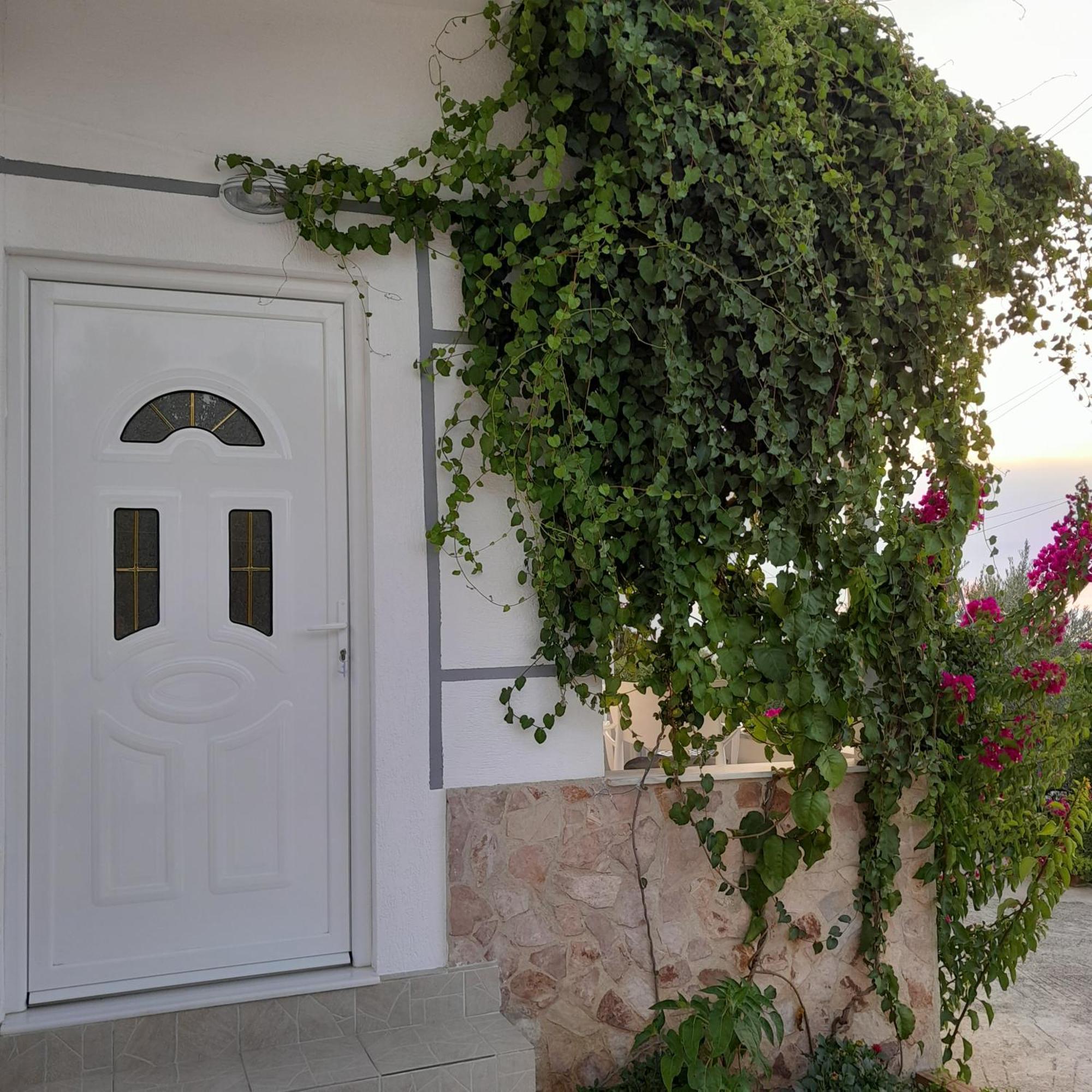 Denni'S Home Sarandë Buitenkant foto